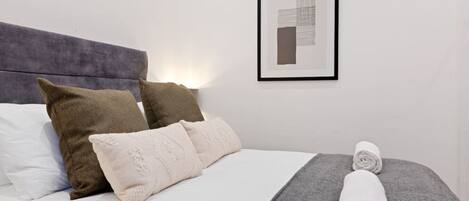 Työpöytä, silitysrauta/-lauta, Wi-Fi, vuodevaatteet