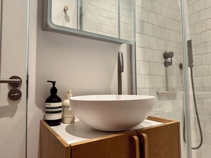 Dusche, Haartrockner, Handtücher, Seife