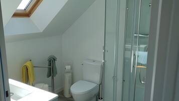 Ducha, secador de pelo y toallas