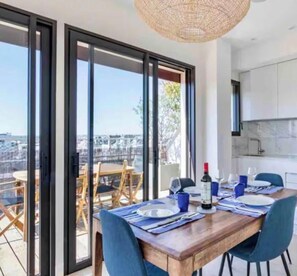 Dining - Apartment with large terrace facing the Eiffel Tower. One of a kind! (Neuilly-sur-Seine)