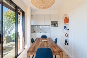 Dining - Apartment with large terrace facing the Eiffel Tower. One of a kind! (Neuilly-sur-Seine)