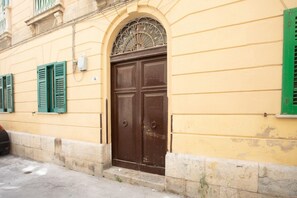 Exterior detail - GuestHost - Roomy apartment of 135 sqm, for up to 6 people, located on the 1st floor of a building (NO lift). The apartment is located in a strategic area as it is only 300 meters from the historic center of Trapani and 400 mt from the Port of Trapani fr (Trapani)