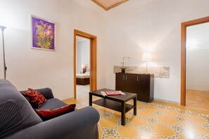 Living area - GuestHost - Roomy apartment of 135 sqm, for up to 6 people, located on the 1st floor of a building (NO lift). The apartment is located in a strategic area as it is only 300 meters from the historic center of Trapani and 400 mt from the Port of Trapani fr (Trapani)