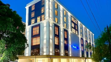 Vista frontal de la propiedad