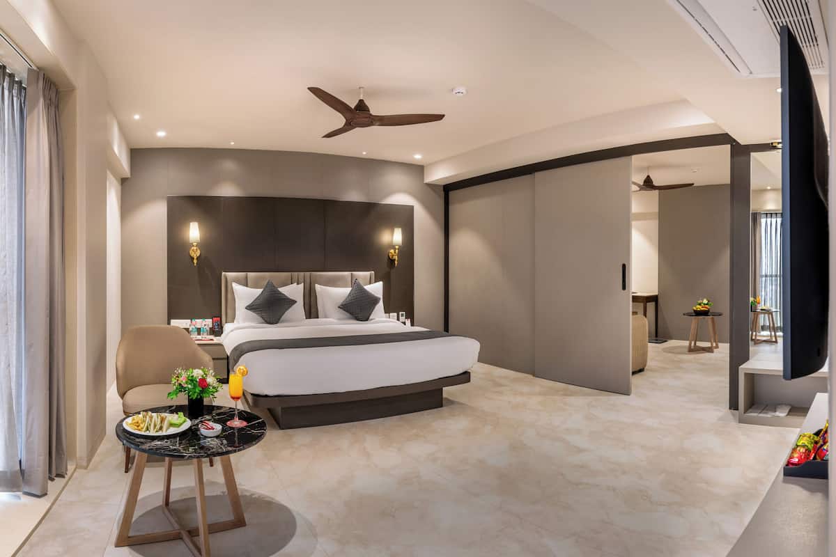 Premium Room | Hypo-allergenic bedding, desk, laptop workspace, rollaway beds