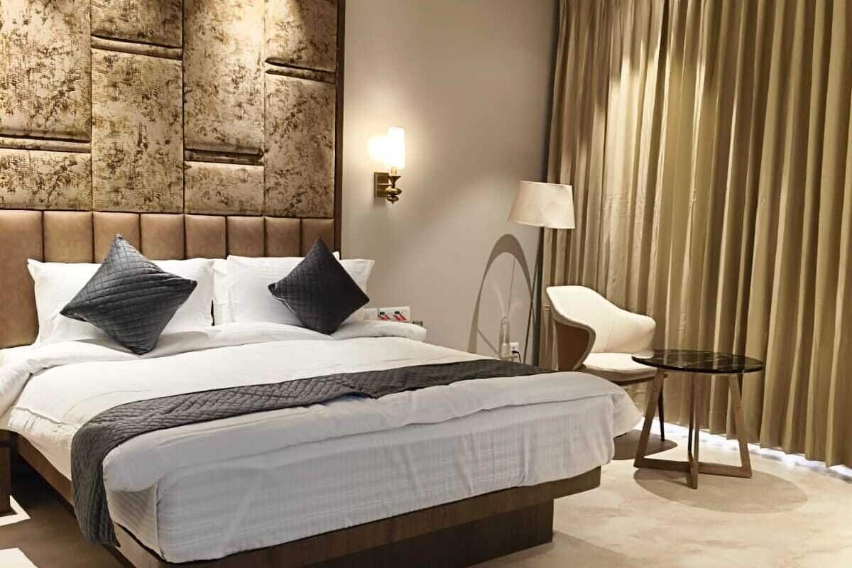 Deluxe Room | Hypo-allergenic bedding, desk, laptop workspace, rollaway beds