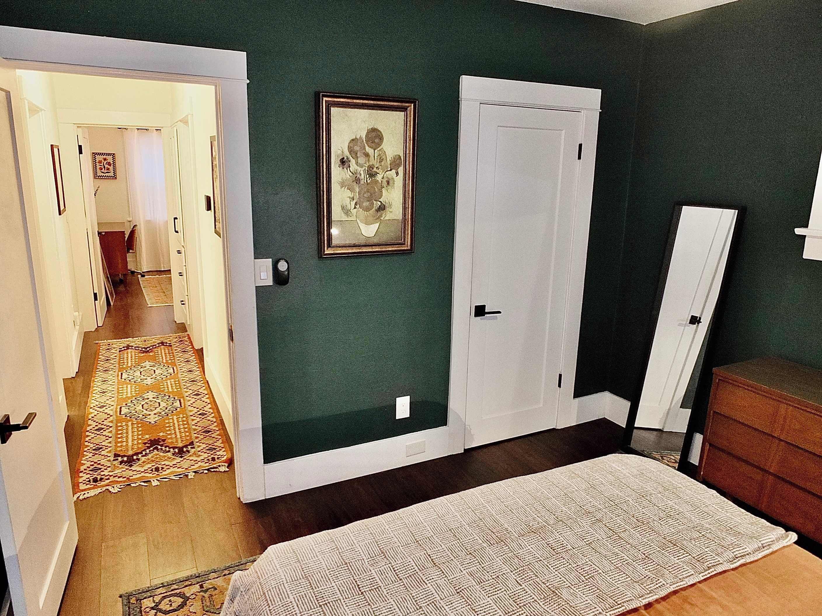 Huoneisto, useita sänkyjä, patio, näköala puutarhaan (Charming Craftsman) | 2 makuuhuonetta, yksilöllisesti sisustettu, yksilöllisesti kalustettu