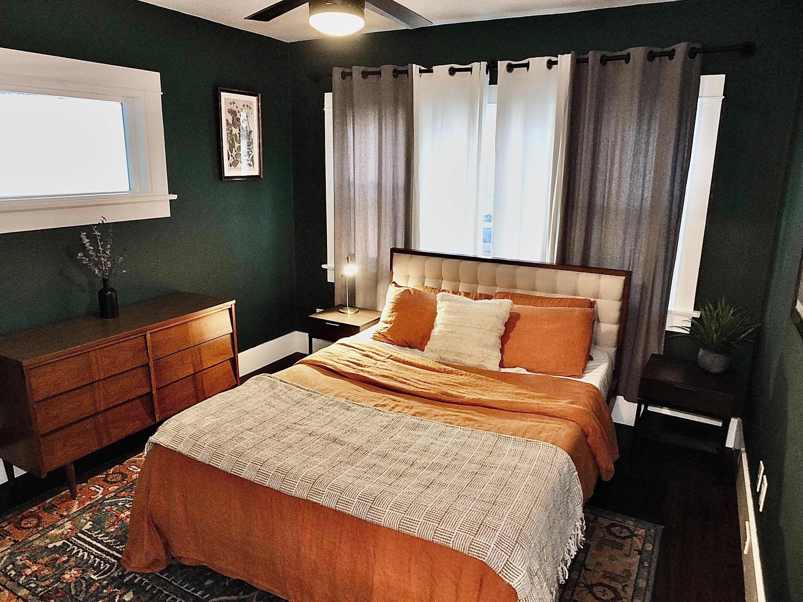 Íbúð - mörg rúm - verönd - útsýni yfir garð (Charming Craftsman) | 2 svefnherbergi, sérhannaðar innréttingar, sérvalin húsgögn