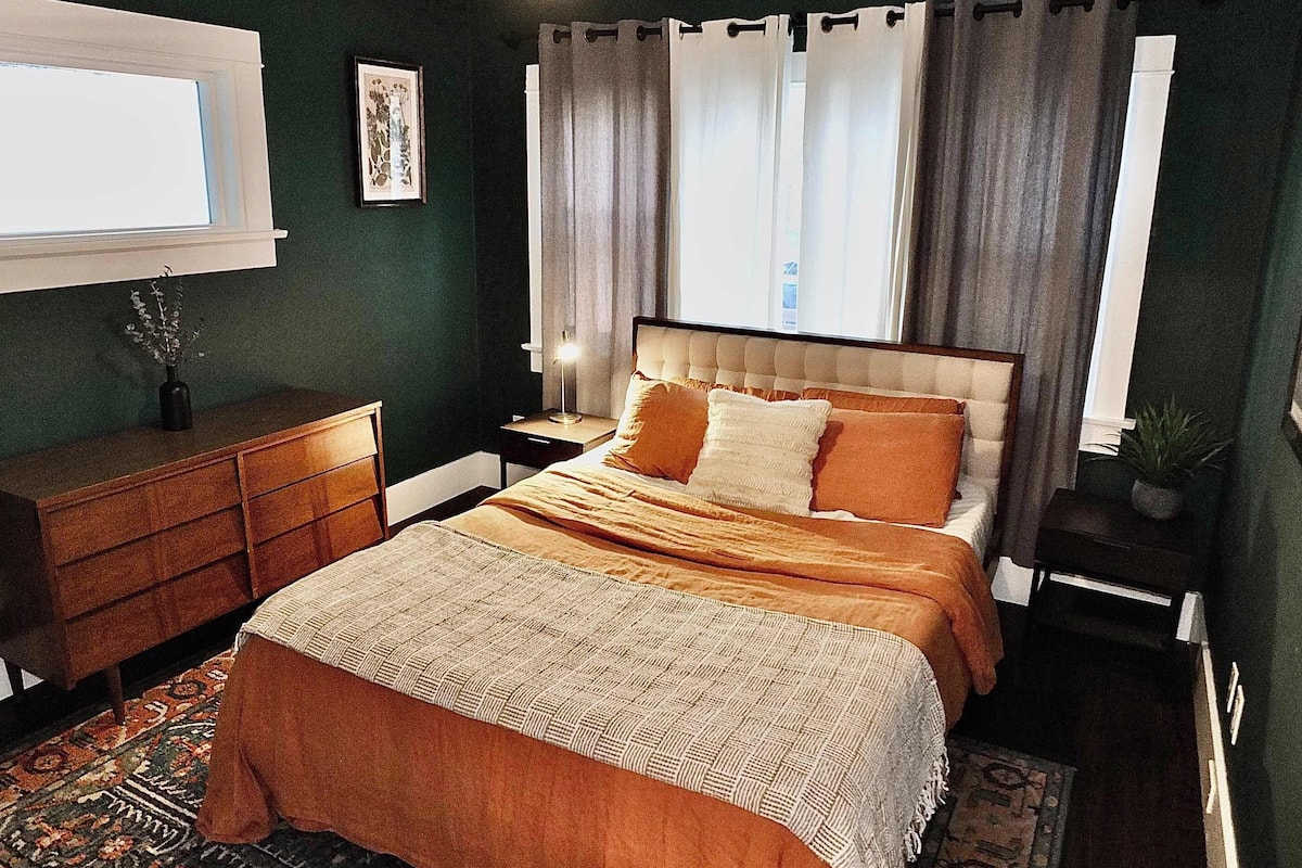 Apartment, Multiple Beds, Patio, Garden View (Charming Craftsman) | 2 bedrooms, individually decorated, individually furnished