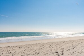 Beach nearby - Surf City Hideaway - Cozy 2BR at Tiffany's Motel; Comm. Pool! (Surf City)