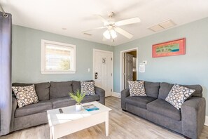 Smart TV - Surf City Hideaway - Cozy 2BR at Tiffany's Motel; Comm. Pool! (Surf City)