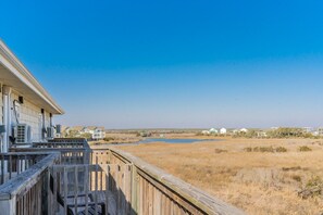 Property grounds - Surf City Hideaway - Cozy 2BR at Tiffany's Motel; Comm. Pool! (Surf City)