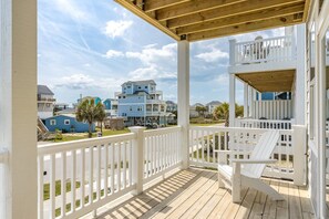 Property grounds - 613A Follow the Sun - Upscale 4 BR Home Surf City; Dogs welcome! (Surf City)