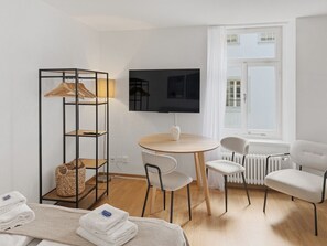 Desk, iron/ironing board, WiFi, bed sheets - Cozy room in the heart of Zurich - Stork 32 (Zürich)