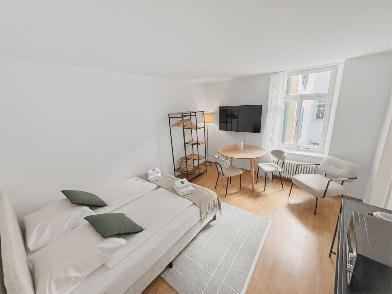 Desk, iron/ironing board, WiFi, bed sheets