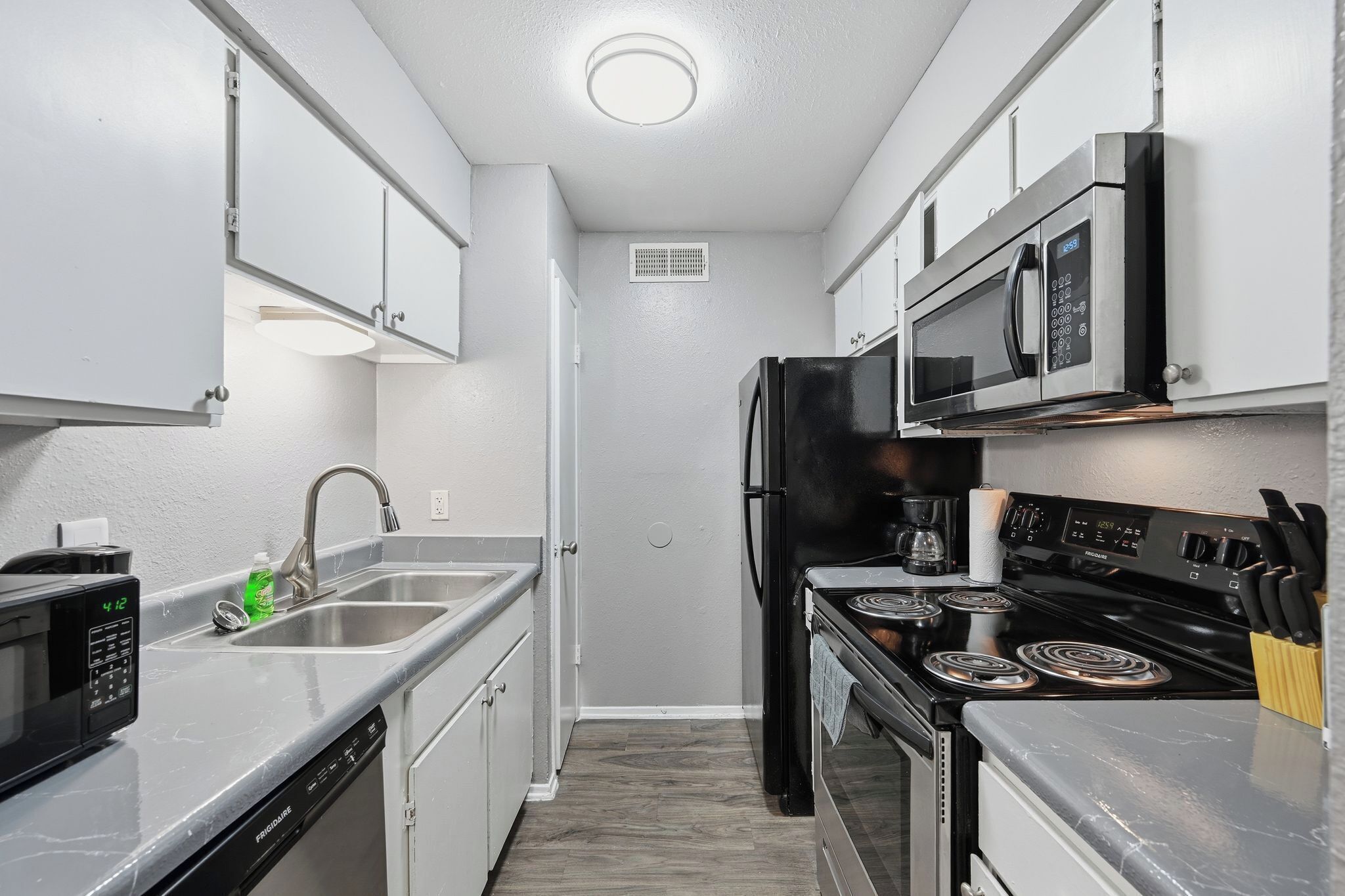 Kjøleskap, mikrobølgeovn, ovn og kokeplater