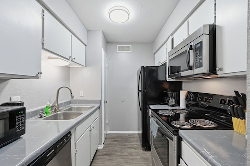 Comfortable 1-bed w/ hardwood-style floors