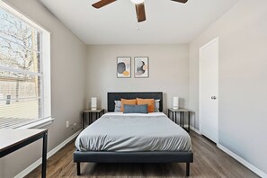 1 bedroom, desk, iron/ironing board, travel cot - Comfortable 1-bed w/ hardwood-style floors (Denton)