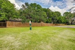Property grounds - Comfortable 1-bed w/ hardwood-style floors (Denton)