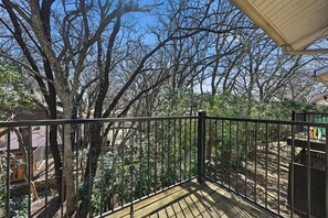 Property grounds - Balcony views in 1-bedroom apartment (Denton)