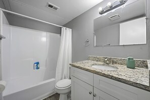 Hair dryer, towels - Bright two-bed w/upgraded fixtures (Denton)