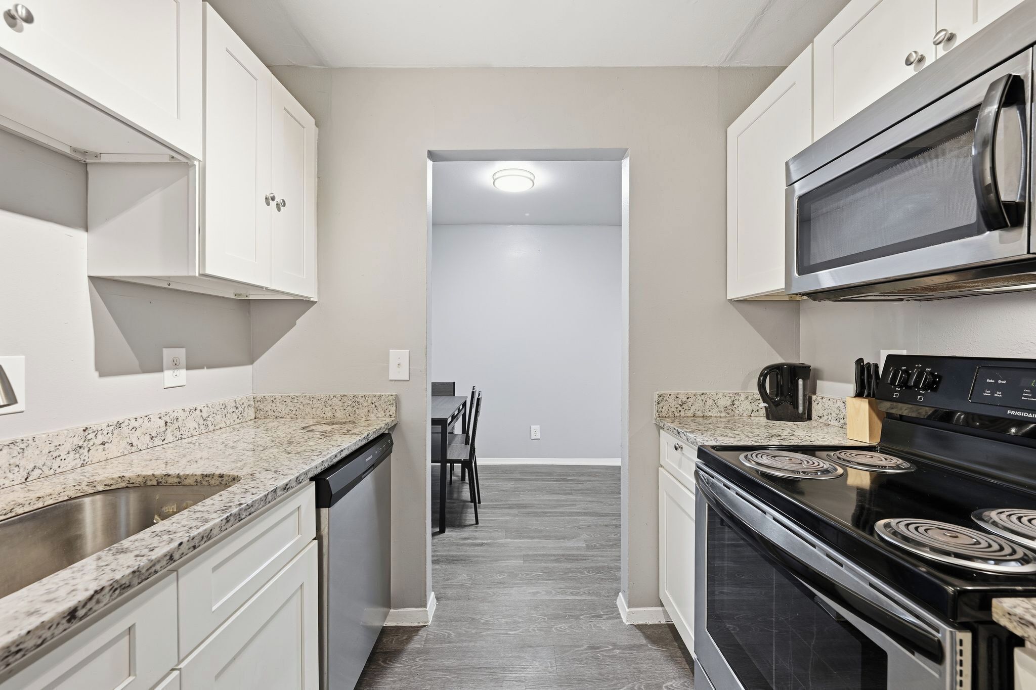 冷蔵庫、電子レンジ、オーブン、コンロ