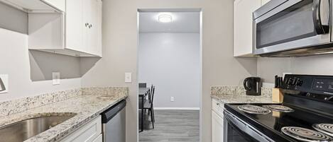 冷蔵庫、電子レンジ、オーブン、コンロ