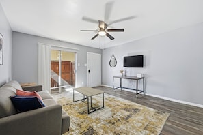 Smart TV, offices - 2-bedroom with large living area (Denton)