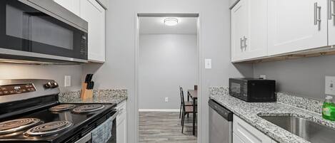 Kühlschrank, Mikrowelle, Ofen, Herdplatte