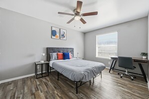 2 bedrooms, desk, iron/ironing board, travel cot - Denton pad with 2BR comfort (Denton)