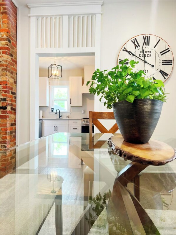 Dining - Trendy Home - Historic Walkerville Distillery District (Windsor)