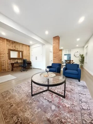 Lobby - Trendy Home - Historic Walkerville Distillery District (Windsor)