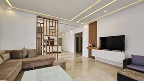 A modern living room with a sofa, ottoman, and a coffee table. - Luxurious Villa Rental in Houmt Souk, Djerba - Perfect Family Retreat (Houmt Souk)