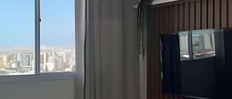 Căn hộ tiện nghi đơn giản, quang cảnh một góc biển | Khu phòng khách