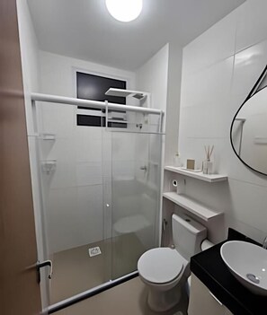 Apartamento Confort, vistas parciales al mar | Baño | Artículos de higiene personal gratuitos, jabón y papel higiénico