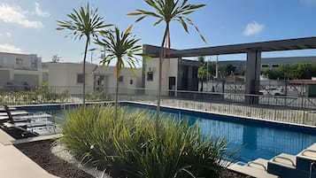 Una piscina al aire libre