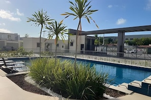 Una piscina al aire libre