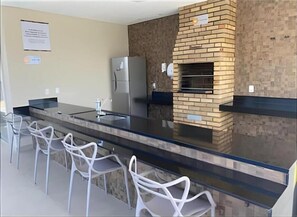 Réfrigérateur, batterie de cuisine, vaisselle et ustensiles