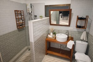 Shower, hair dryer, towels, soap - Luxury Family Villa with Large Pool and Private Garden (phuket)