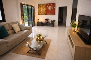 Smart TV - Luxury Family Villa with Large Pool and Private Garden (phuket)