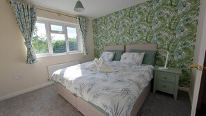 3 bedrooms, iron/ironing board, free WiFi, bed sheets - Family-run 5 star accommodation with Consistent Superhosts - home from home (Cawston)
