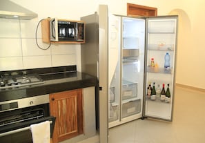 Microwave, oven, stovetop - 3 Bedroom Villa Marina with AC (Mtwapa)