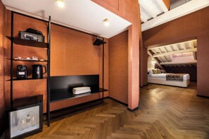 Comfort Triple Room | In-room safe, desk, free WiFi - The Couper Bocca di Leone  (Rome)