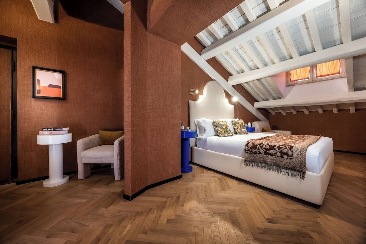 Comfort Triple Room | In-room safe, desk, WiFi (free)