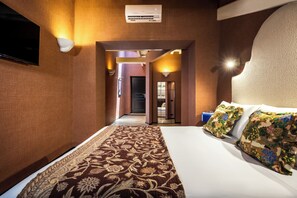 Comfort Triple Room | In-room safe, desk, free WiFi - The Couper Bocca di Leone  (Rome)