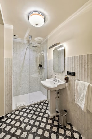 Deluxe Room | Bathroom | Shower, hair dryer, towels, soap - The Couper Bocca di Leone  (Rome)