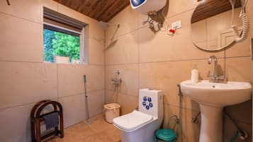 Estudio Premium, balcón, vista a la montaña | Baño | Regadera, amenidades de baño gratuitas, secadora de cabello, toallas