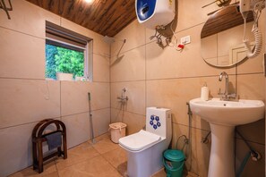 Premium-studiolejlighed - balkon - bjergudsigt | Badeværelse | Bruser, gratis toiletartikler, hårtørrer, håndklæder