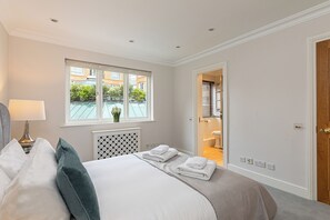 6 bedrooms, iron/ironing board, WiFi, bed sheets - Luxury 6BR Knightsbridge house w/ Parking (London)