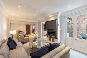 Smart TV - Luxury 6BR Knightsbridge house w/ Parking (London)